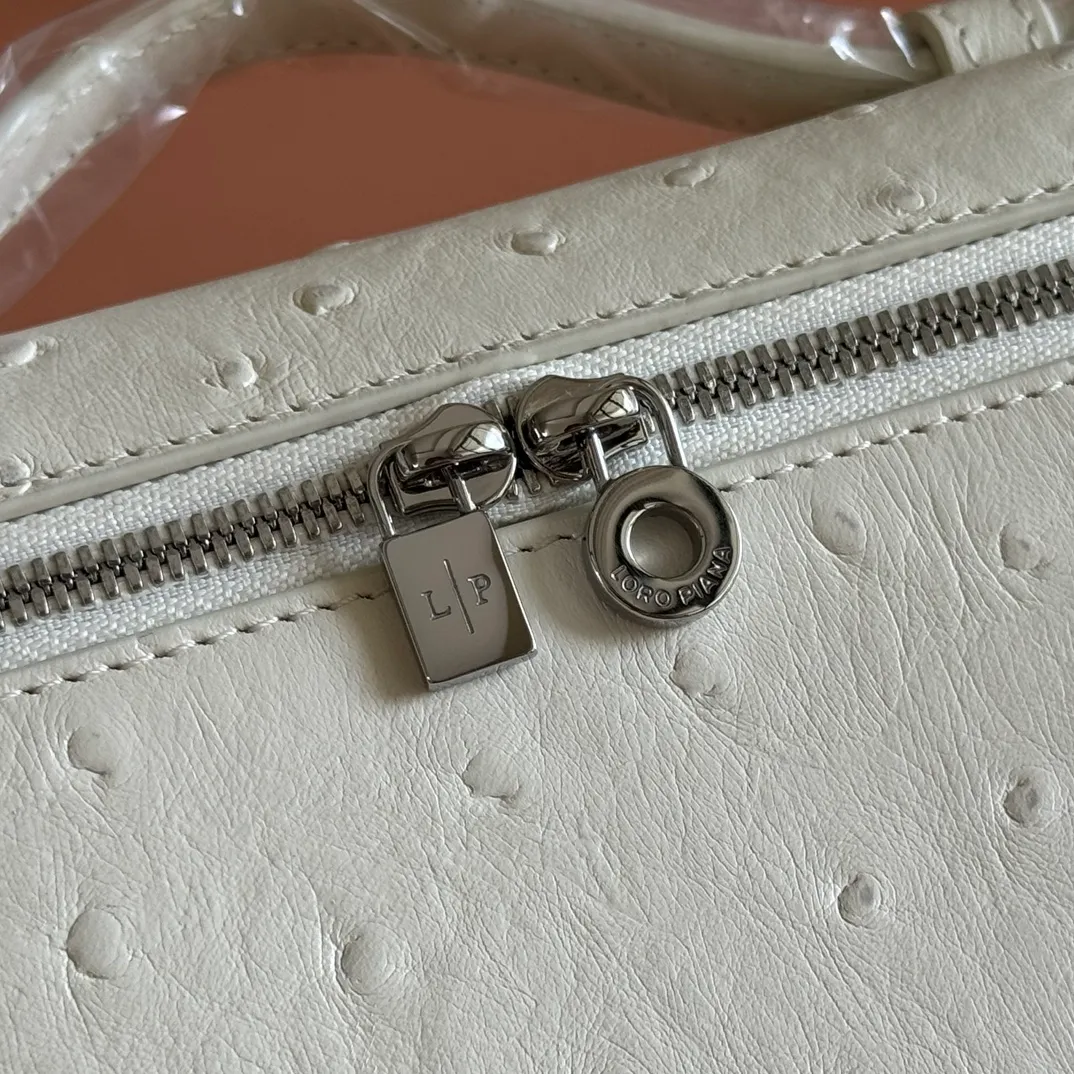 p1160💋💋💋【Original leather all-steel configuration counter complete package】 𝐋𝐨𝐫𝐨 𝐏𝐢𝐚𝐧@ Extra pocket L19 series handbag/crossbody bag The most comfortable life is when it is not defined, just like loro The material design of pian@ does not require complicated design styles. The simple and soft outline is elegant and durable, like an exquisite cosmetic case, which perfectly balances appearance and functionality. The leather is delicate and feels as soft as butter. The small bag has a large capacity. It is not only portable with a thin shoulder strap, but can also be worn cross-body. Sisters who have a special liking for minimalist style can buy it. It is simple and versatile. The simpler, the more different. Stars and Instagram celebrities are all planting it. There are two sizes of 19 cm and 27 cm. One is exquisite and casual, and the other is elegant and grand. Size: Small: length 19×width 7×height 12cm (